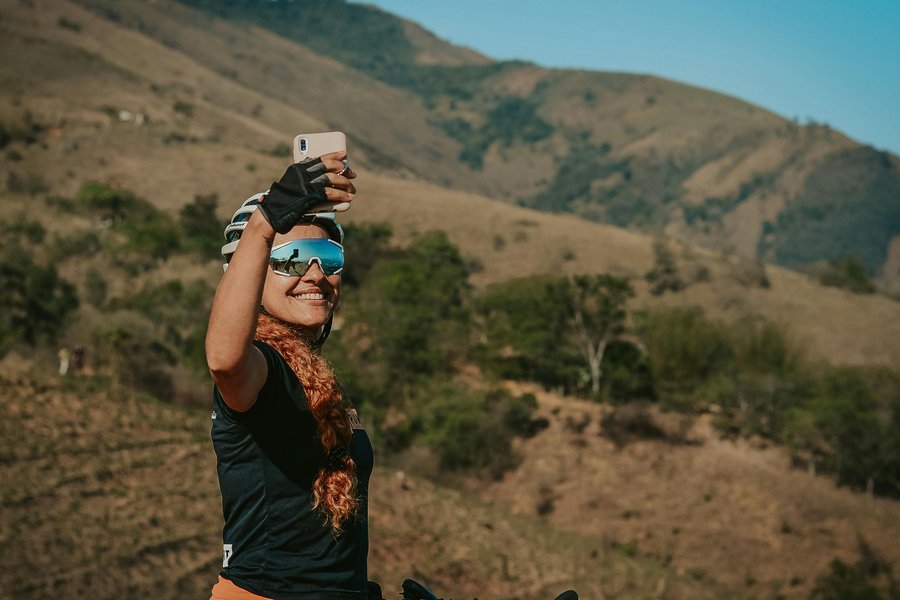 free-photo-of-zena-chytry-telefon-leto-jizdni-kolo
