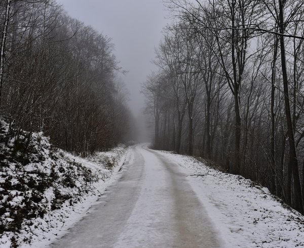 zasněžená silnice