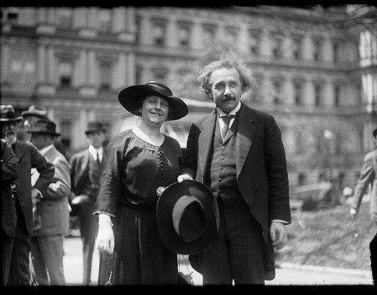 Albert Einstein se svou druhou ženou, sestřenicí Elsou.