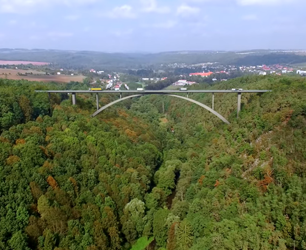Vizualizace půlkilometrového mostu na plánovaném obchvatu Plas