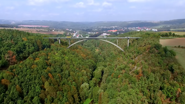 Vizualizace půlkilometrového mostu na plánovaném obchvatu Plas