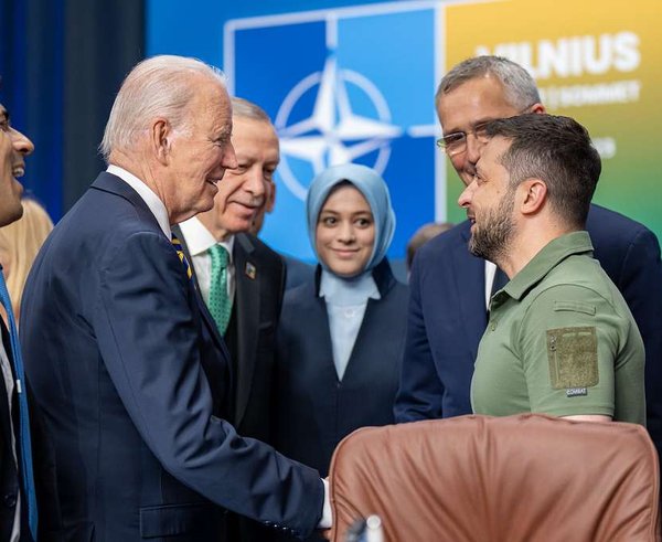 president-joe-biden-shakes-hands-with-president-volodymyr-zelenskyy-of-ukraine-001814-1024