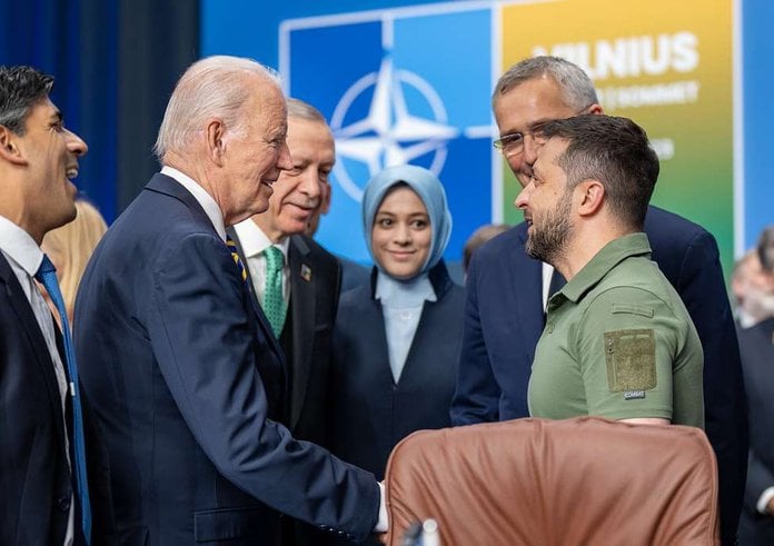 president-joe-biden-shakes-hands-with-president-volodymyr-zelenskyy-of-ukraine-001814-1024