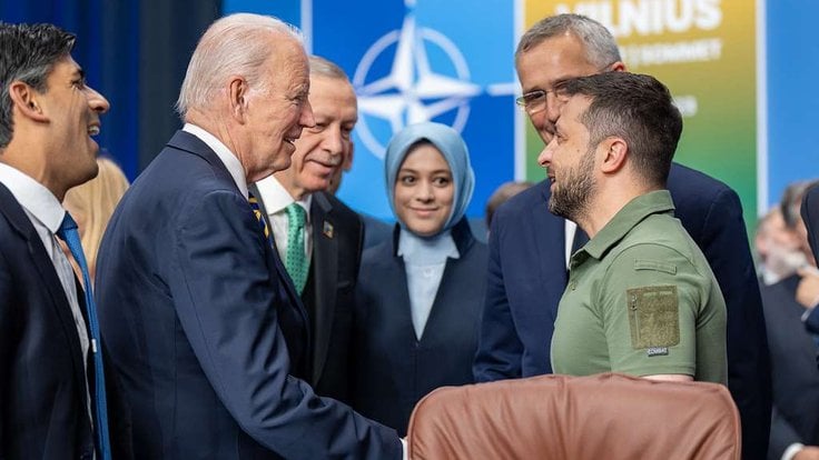 president-joe-biden-shakes-hands-with-president-volodymyr-zelenskyy-of-ukraine-001814-1024