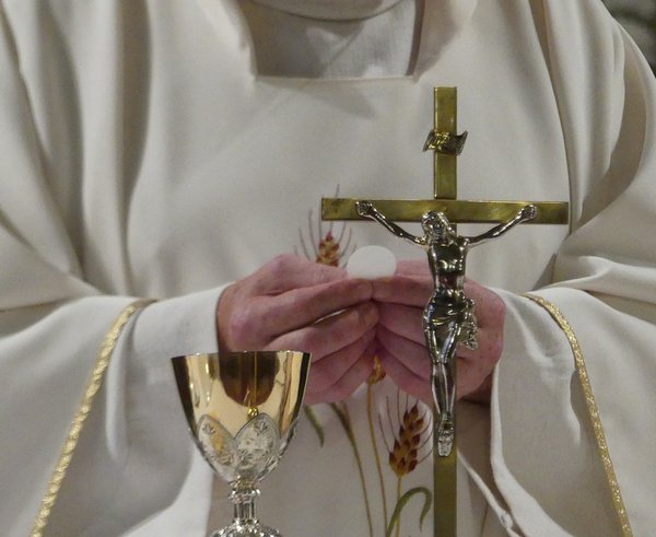 priest-3621038_1280