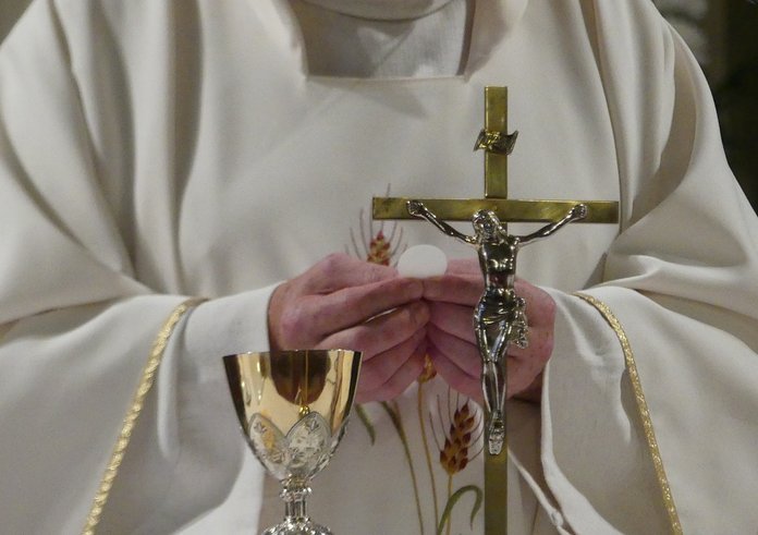 priest-3621038_1280