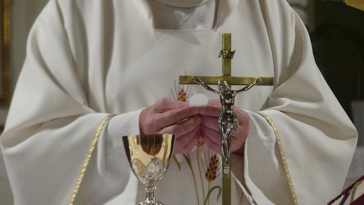 priest-3621038_1280