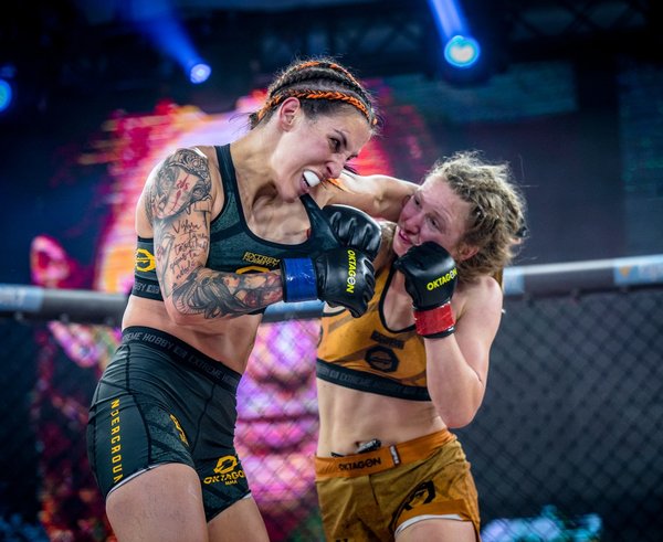 Lucia Szabová (vpravo) na turnaji OKTAGON v Bratislavě v roce 2020.