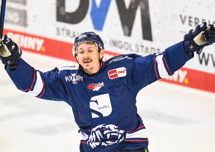 Luke Adam ještě v drseu Straubing Tigers