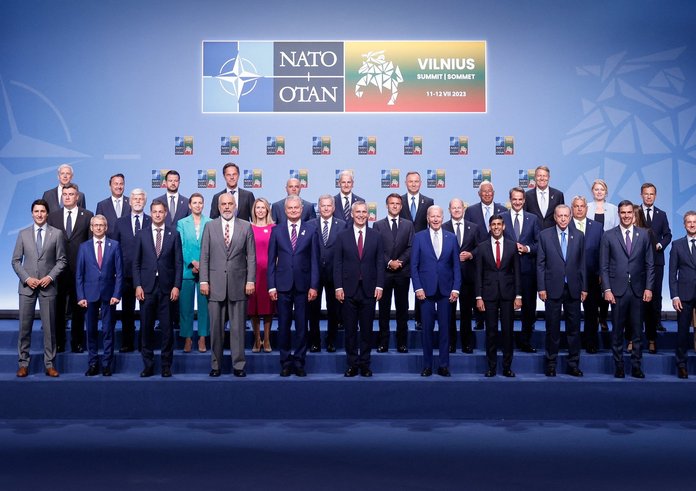 Lídři členských států NATO. Česko zastupuje na summitu ve Vilniusu prezident Petr Pavel (druhý ve druhé řadě zleva)