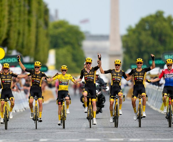 Tým Jumbo-Visma v cílové rovince Tour de France
