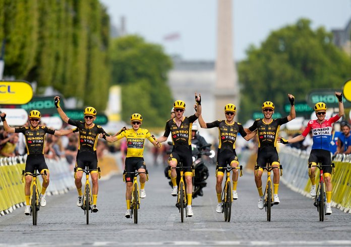 Tým Jumbo-Visma v cílové rovince Tour de France