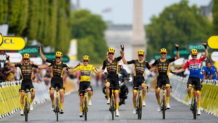 Tým Jumbo-Visma v cílové rovince Tour de France