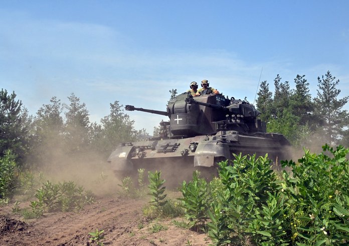 Ukrajinští vojáci ovládající německé protiletadlové vozidlo SPAAG.