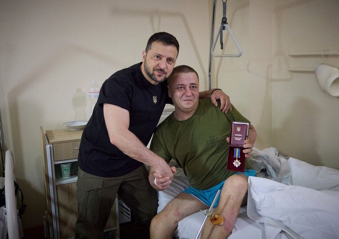 Ukrajinský prezident Volodymyr Zelenskyj na návštěvě zraněných ukrajinských vojáků v nemocnici.