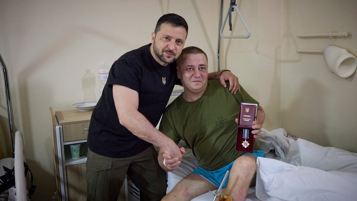 Ukrajinský prezident Volodymyr Zelenskyj na návštěvě zraněných ukrajinských vojáků v nemocnici.