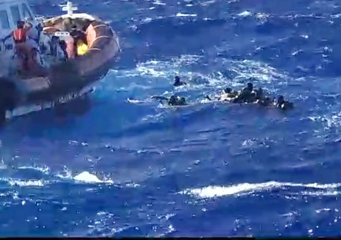 Záchranná operace migrantů italskou pobřežní stráží ve Středozemním moři z 6. srpna 2023