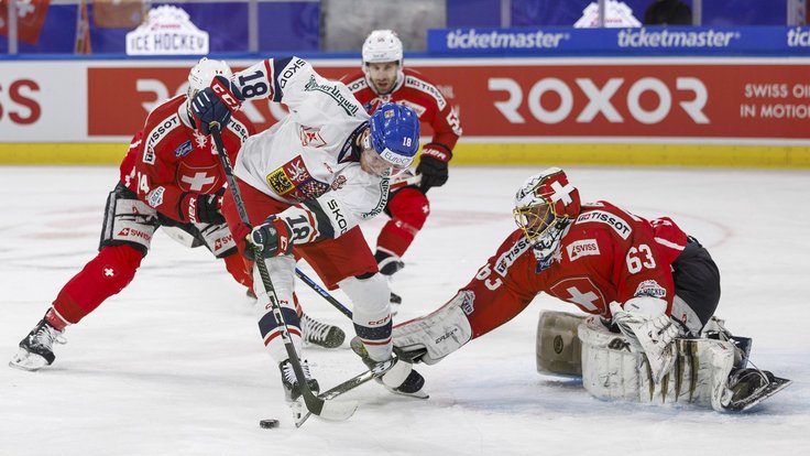 Jakub Rychlovský před brankářem Genonim