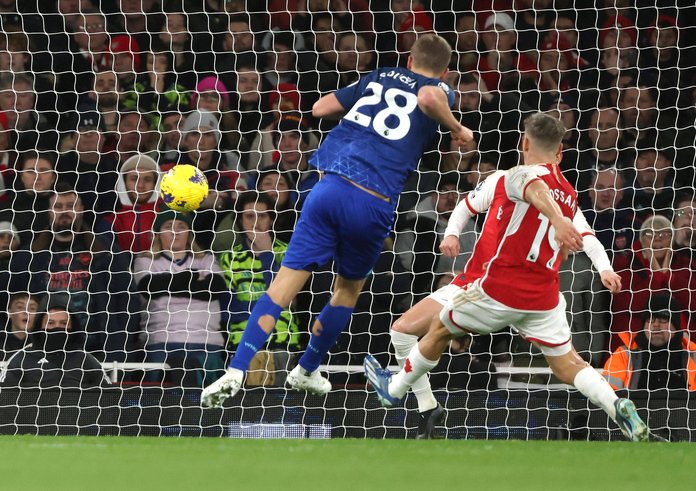 Tomáš Souček střílí vítězný gól do sítě Arsenalu