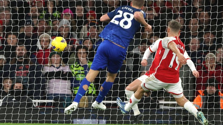 Tomáš Souček střílí vítězný gól do sítě Arsenalu