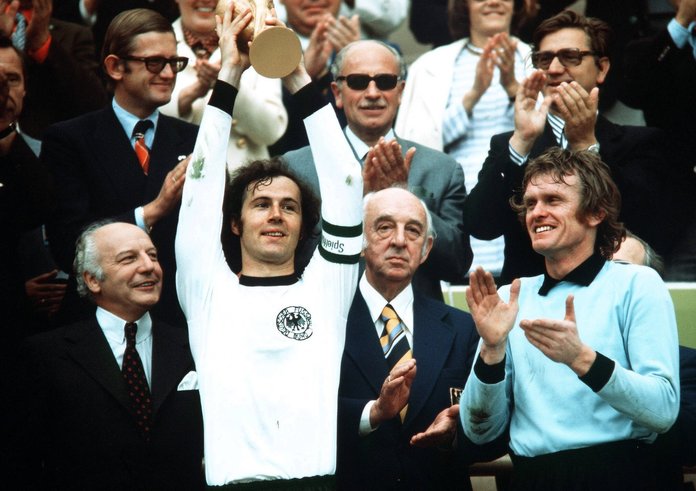 Franz Beckenbauer s pohárem pro mistry světa v roce 1974