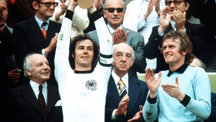 Franz Beckenbauer s pohárem pro mistry světa v roce 1974