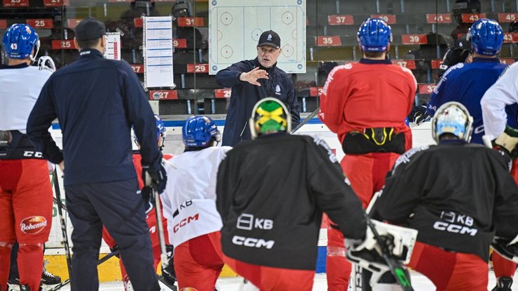 Radim Rulík s hokejisty na tréninku