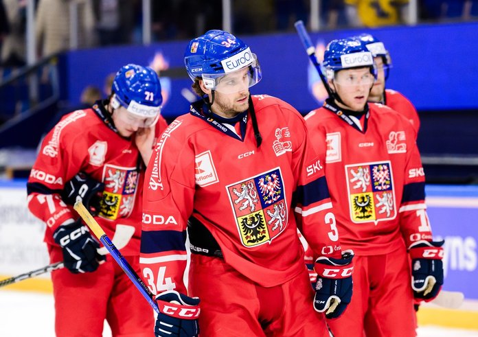 Čeští hokejisté po prohře se Švédy