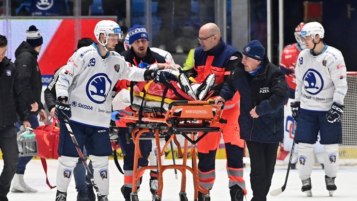 Zdravotníci odváží Tima Söderlunda do nemocnice
