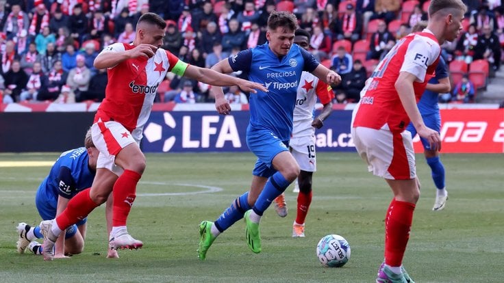 Fotbalisté Slavia a Liberce v souboji.