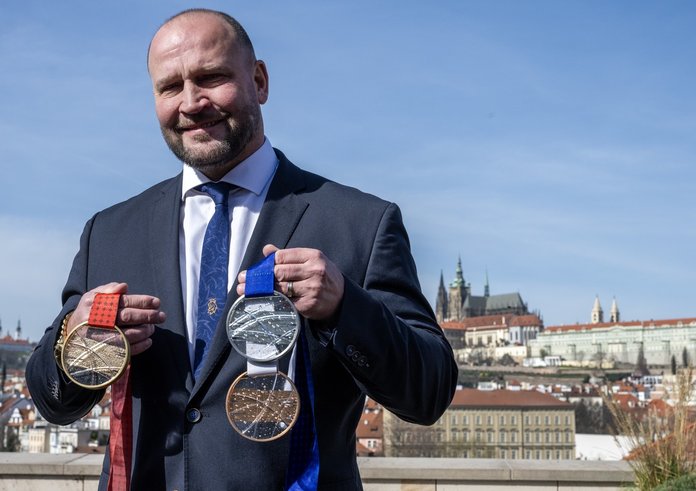 Ambasador Jiří Šlégr se sadou medailí