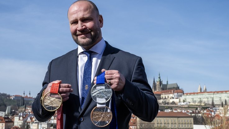 Ambasador Jiří Šlégr se sadou medailí