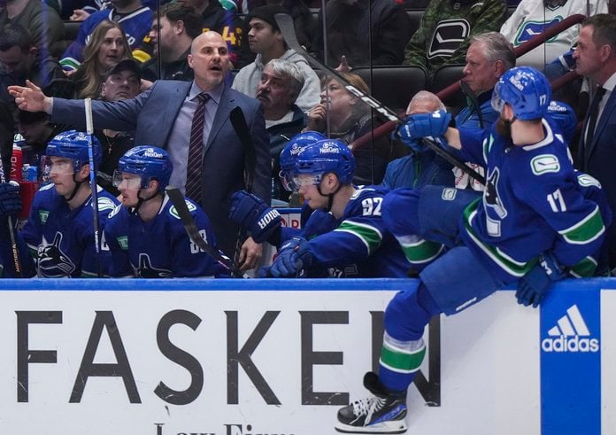 Hlavní kouč Rick Tocchet na lavičce Vancouveru