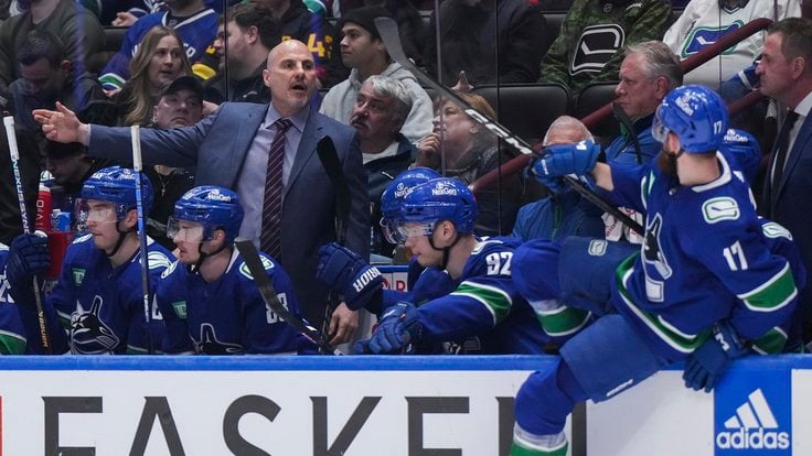 Hlavní kouč Rick Tocchet na lavičce Vancouveru