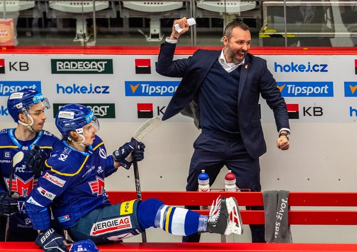 Trenér Čihák slaví s hokejisty výhru