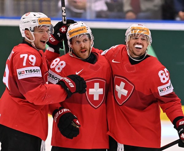 Švýcarští hokejisté se radují z gólu