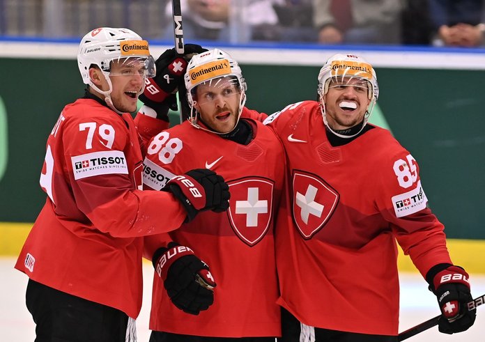 Švýcarští hokejisté se radují z gólu