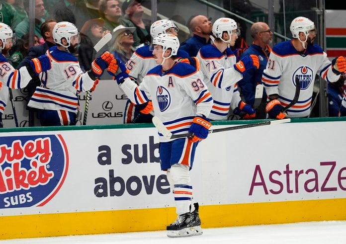 Ryan Nugent-Hopkins slaví se spoluhráči vstřelený gól