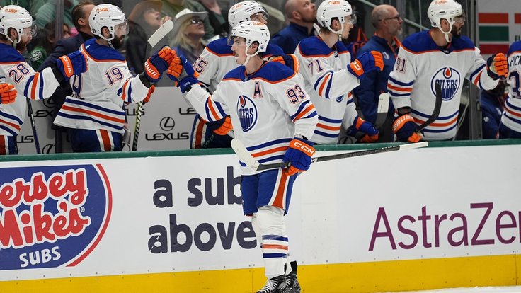 Ryan Nugent-Hopkins slaví se spoluhráči vstřelený gól