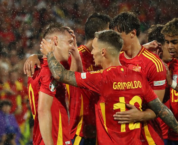 Španělé slaví postup do čtvrtfinále.