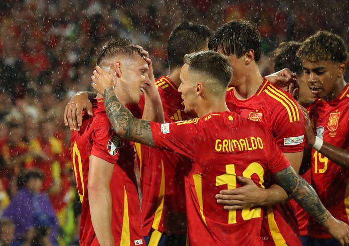 Španělé slaví postup do čtvrtfinále.