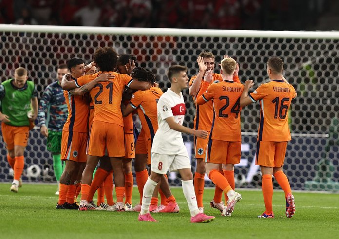Nizozemci porazili Turky a postupují do semifinále Eura.