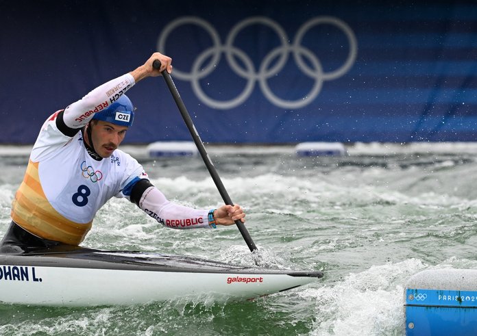 Lukáš Rohan obhajuje olympijskou medaili.