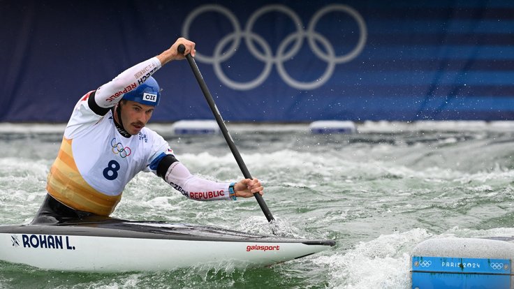 Lukáš Rohan obhajuje olympijskou medaili.