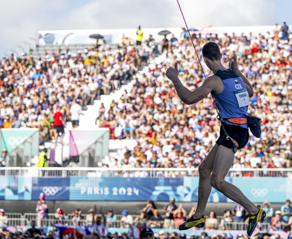 Adam Ondra postoupil do finále olympijského závodu.