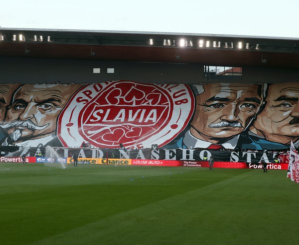 Fanoušci Slavie se prezentují obřími transparenty.