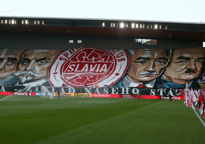 Fanoušci Slavie se prezentují obřími transparenty.