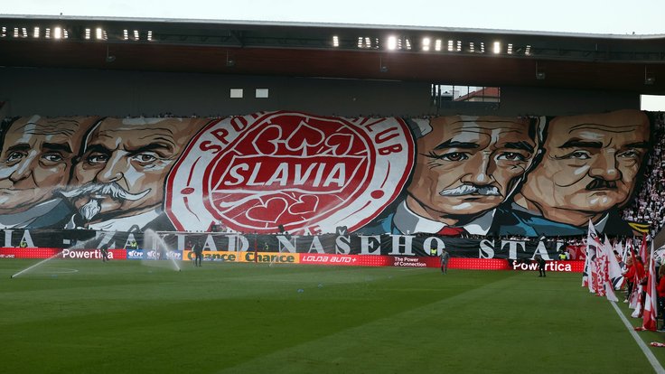 Fanoušci Slavie se prezentují obřími transparenty.