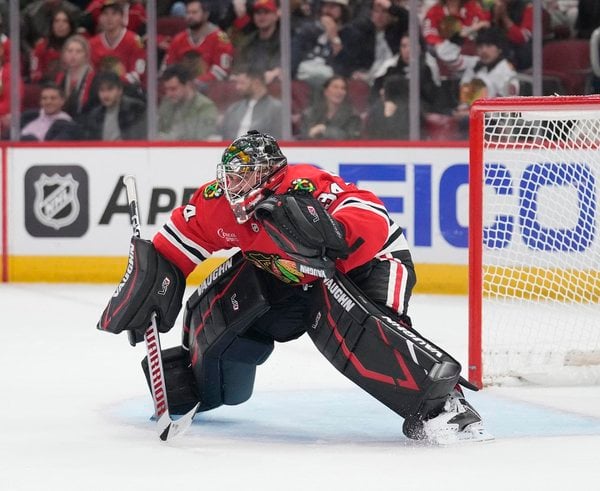 Petr Mrázek v brance Blackhawks