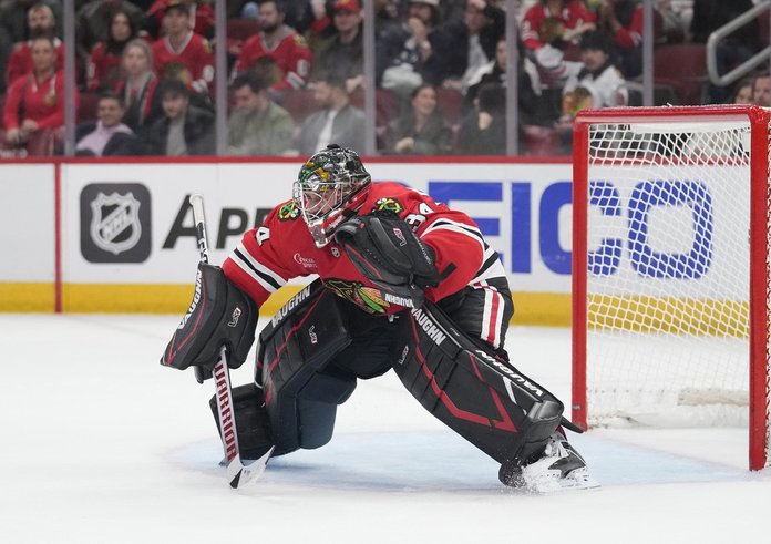 Petr Mrázek v brance Blackhawks